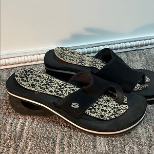 Skechers Women's Black and Cream Sandals